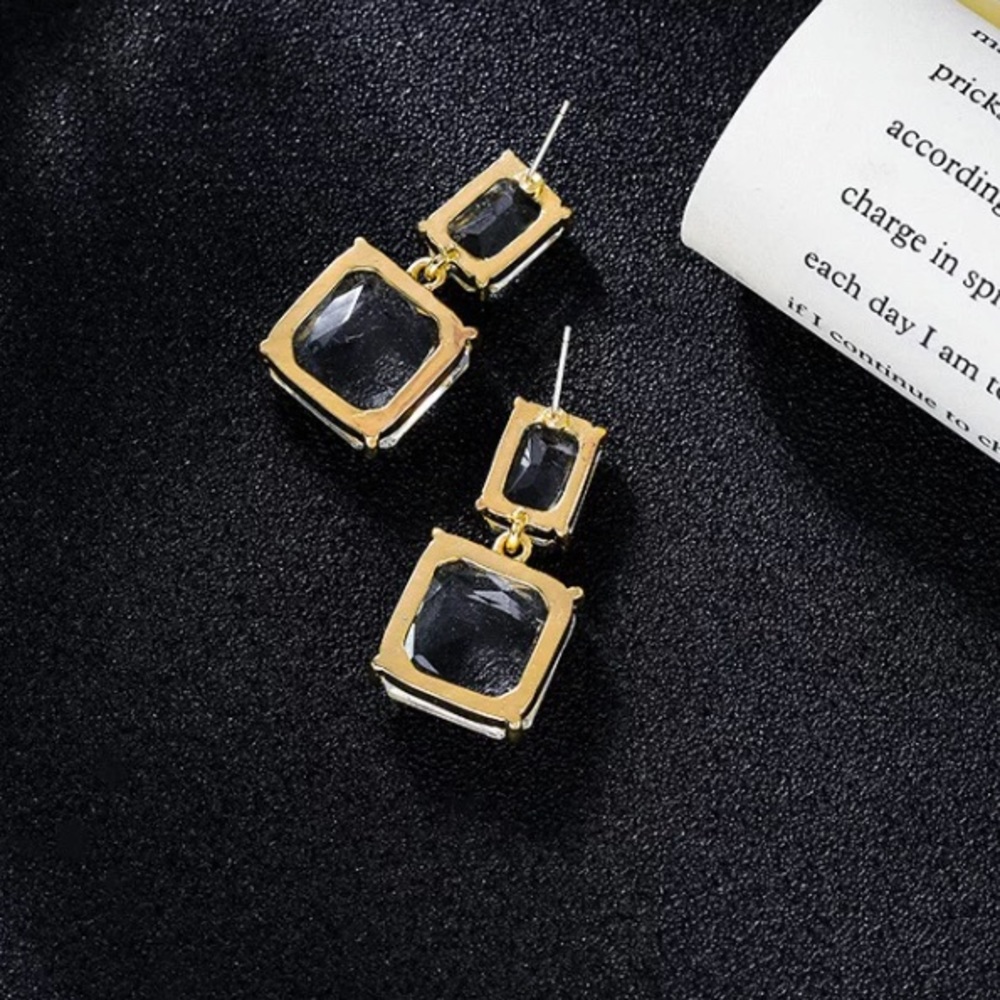 Transparent Square Earrings - Picture 3 of 4